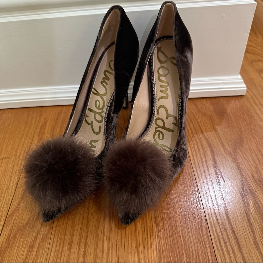 NWT Sam Edelman Brown Velvet Pump Heels with Fur Pom Pom — Size 8.5